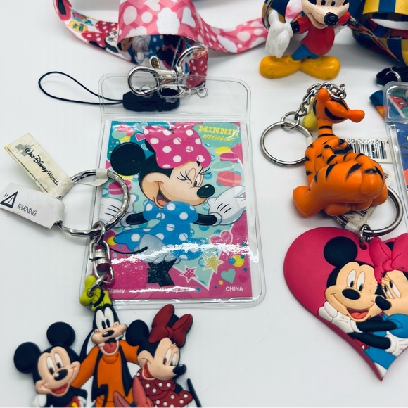 NWT Disney Bundle with two laminated and 7 figurines/keychains - Picture 11 of 16